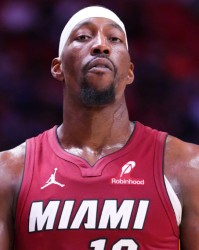 阿德巴约生涯几乎没有硬核荣誉，狂刷83分是唯一青史留名的机会！