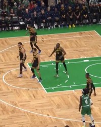 绿军感谢勇士“鬼才”策略！布朗单节5三分回应放空